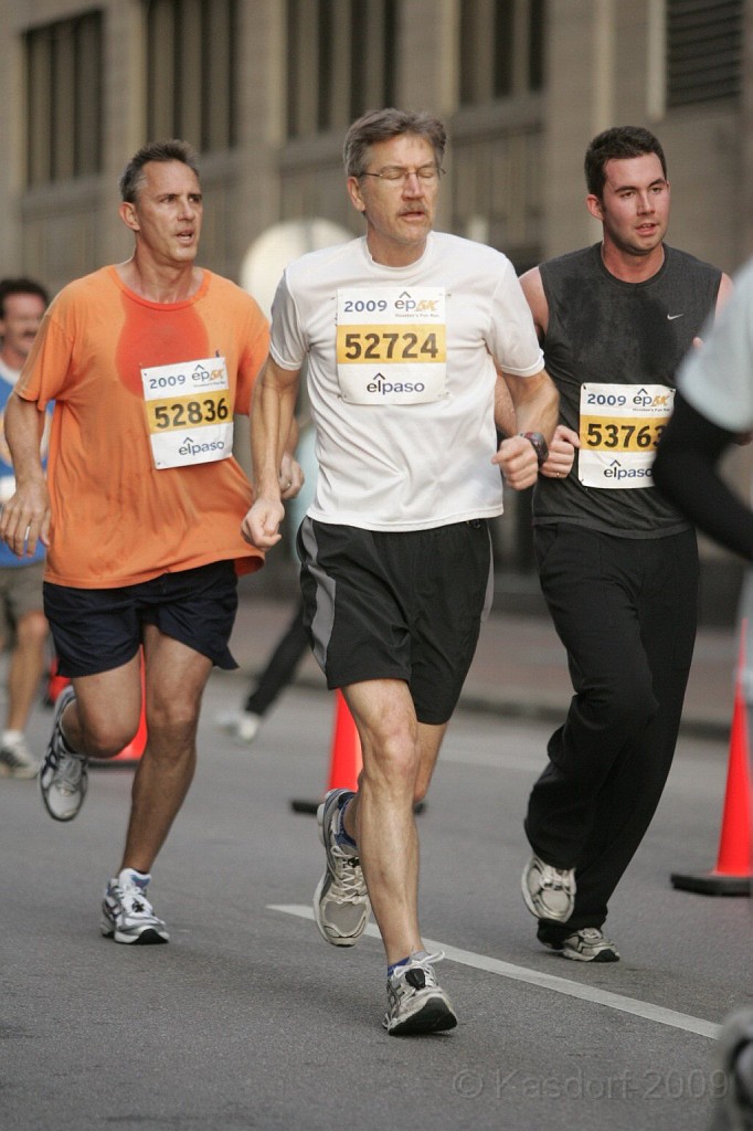 Houston ep5K 2009 1360.jpg - Running with eyes shut... maybe not the best thing to do?